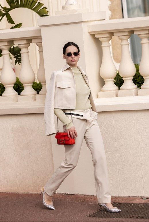 Jasny damski garnitur i buty slingback.