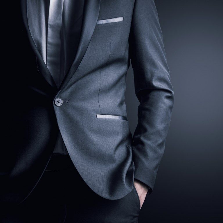 Mężczyzna w czarnym eleganckim garniturze