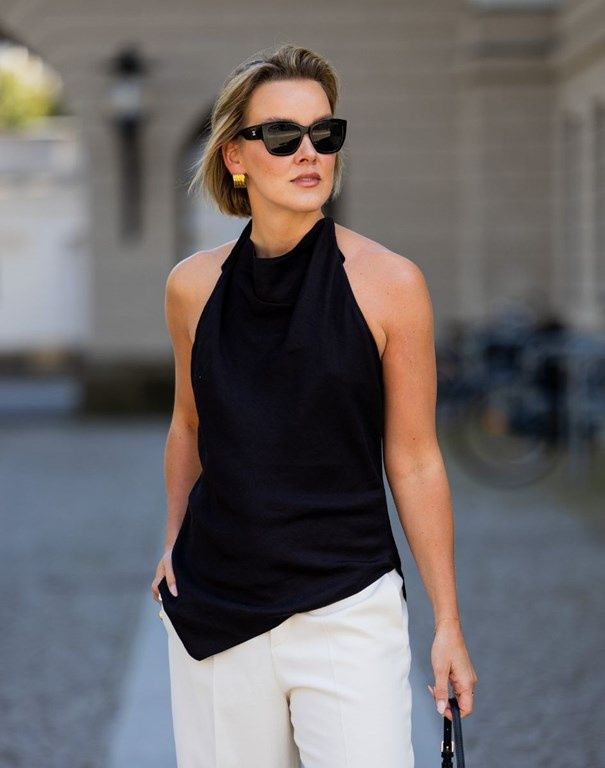 Czarny top z dekoltem halter.