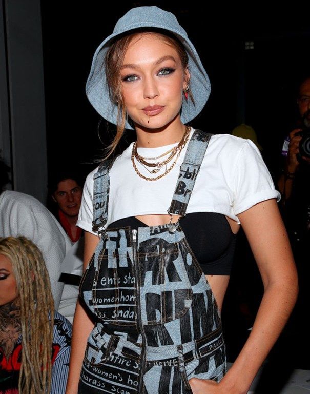 gigi hadid w ogrodniczkach