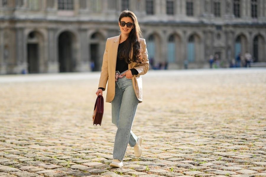 Mom jeans to idealne jeansy dla niskich kobiet