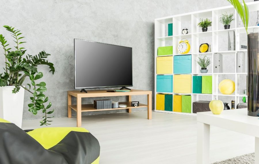 Regał otwarty może oddzielić salon z sypialnią
