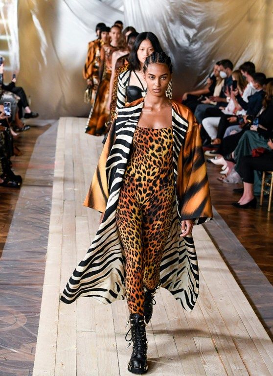 zwierzęce wzory na wiosnę-lato 2022 z pokazu Roberto Cavalli