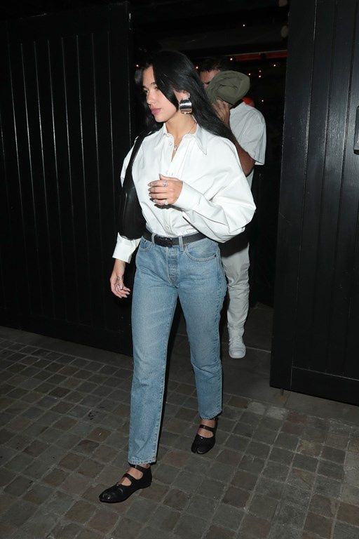 Dua Lipa nosi buty Mary Jane w stylizacji z jeansami