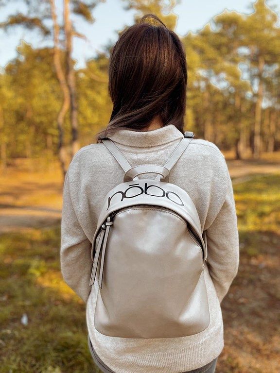 <p><strong>Czy torebkę na co dzień można zastąpić… damskim plecakiem i nadal pozostać stylową? Z takiego założenia wychodzi influencerka Michalina Śrubkowska z profilu @misiazdzisia. W tym wpisie podpowiada, jak stworzyć modną stylizację właśnie z plecakiem w roli głównej.</strong></p>
