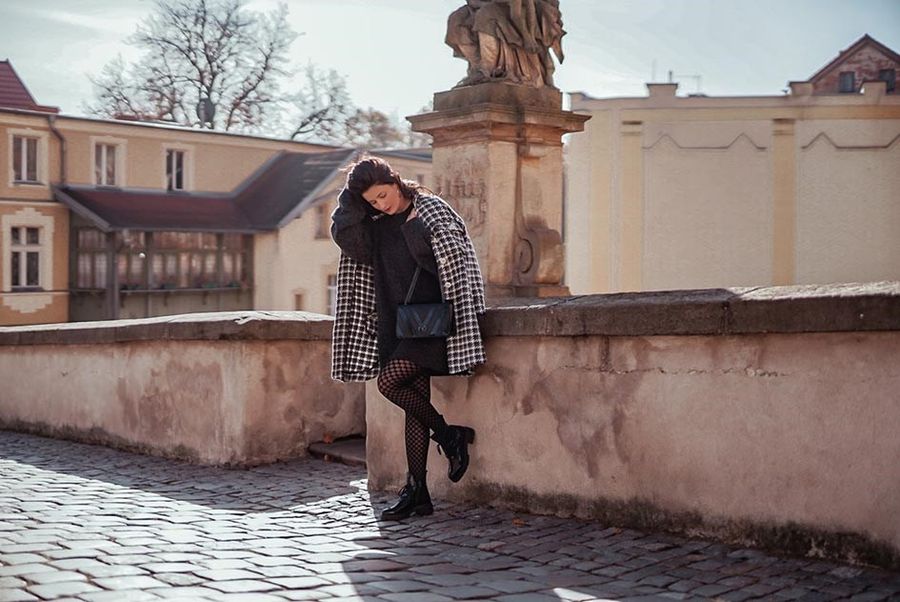 <p><strong>Buty w tym samym kolorze, co torebka, a może ten patent na look już dawno jest niemodny? O opinię na ten temat poprosiliśmy Aleksandrę Siekierkę, która na co dzień prowadzi inspirujący nie tylko modowo profil na Instagramie @durancealexa. Sprawdź, co nam powiedziała!</strong></p>