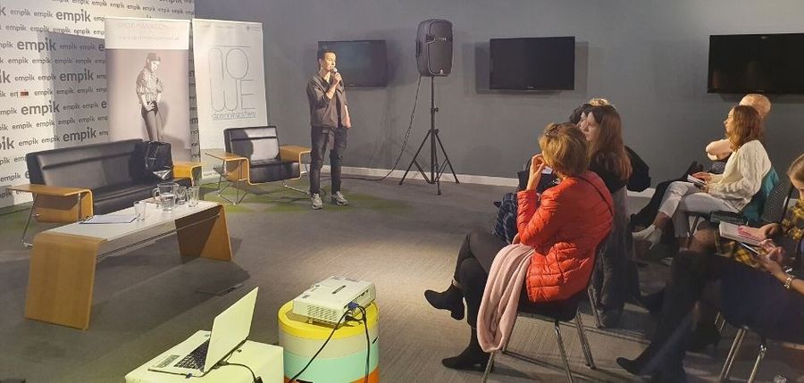 <p><strong>23 listopada 2019 odbyła się kolejna, czwarta edycja konferencji <em>Moda a biznes</em>. Zdominowana została przez kobiety prelegentki, które opowiedziały o swoich doświadczeniach i wiedzy z branży modowej. </strong></p>