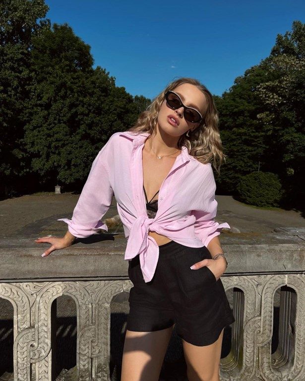 Karolina Pisarek nosi czarne eleganckie szorty