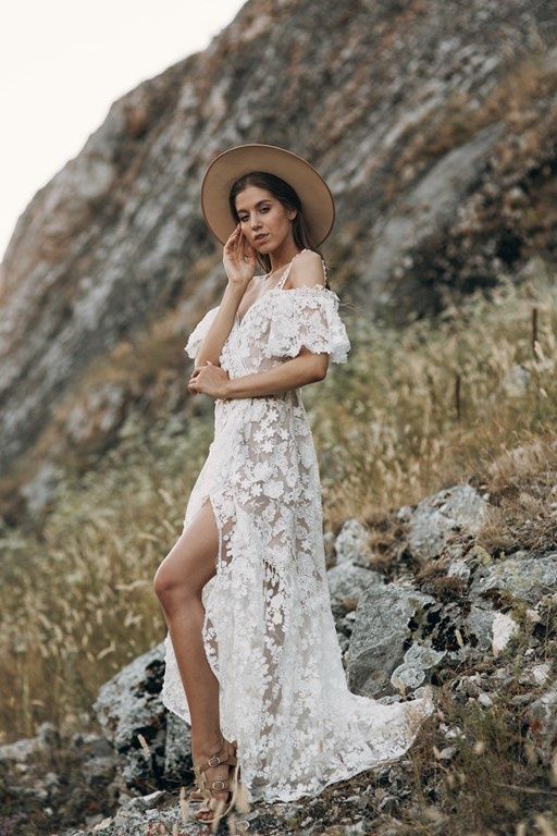 Sukienka boho na wesele w odcieniu bieli zachwyci każdą pannę młodą