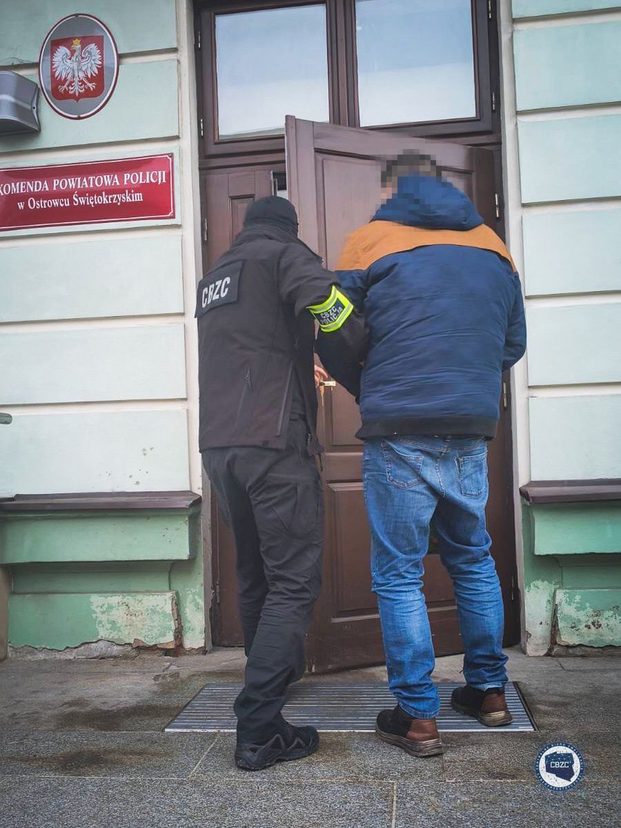 Podejrzany prowadzony na przesłuchanie