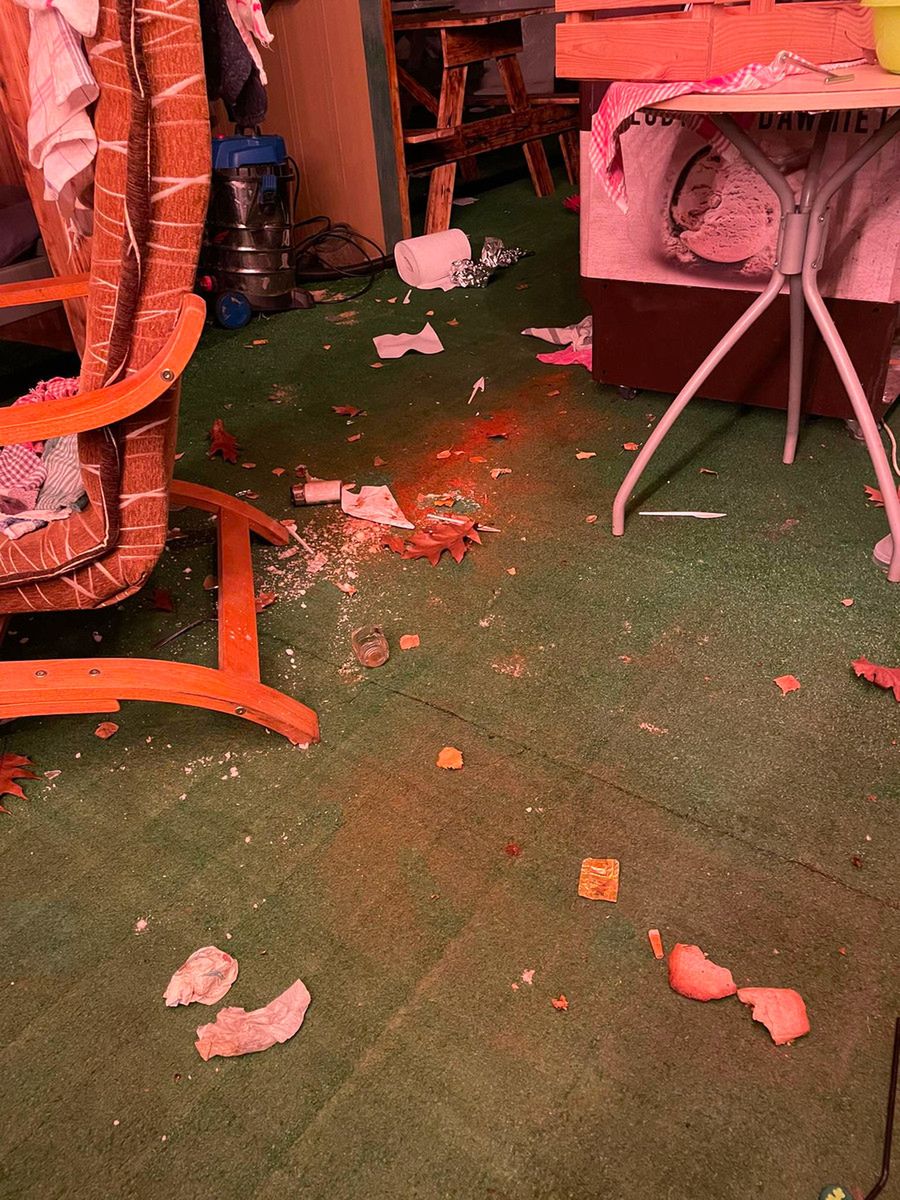 Istna demolka. Co robią nastolatki, kiedy nie są w szkole?