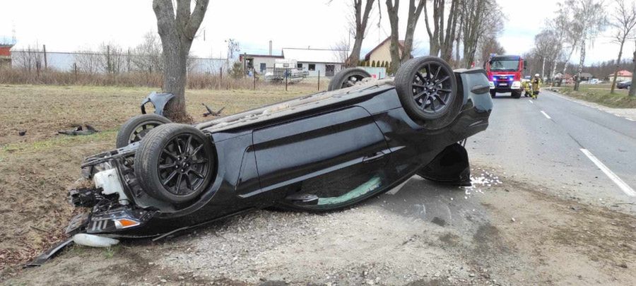 Wyprzedzał pojazdy, inny kierowca też miał taki plan. Utrudnienia w Dobrzykowie do