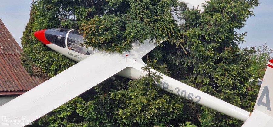 PILNE: SZYBOWIEC SPADŁ NA OGRÓDKI DZIAŁKOWE PRZY UL. BIELSKIEJ [ZDJĘCIA]