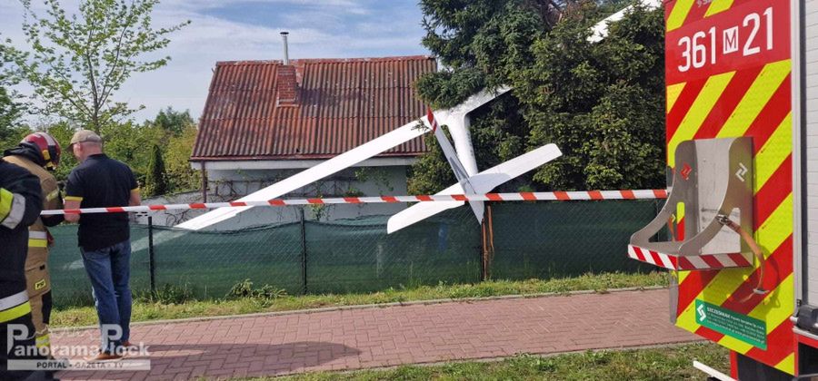 PILNE: SZYBOWIEC SPADŁ NA OGRÓDKI DZIAŁKOWE PRZY UL. BIELSKIEJ [ZDJĘCIA]