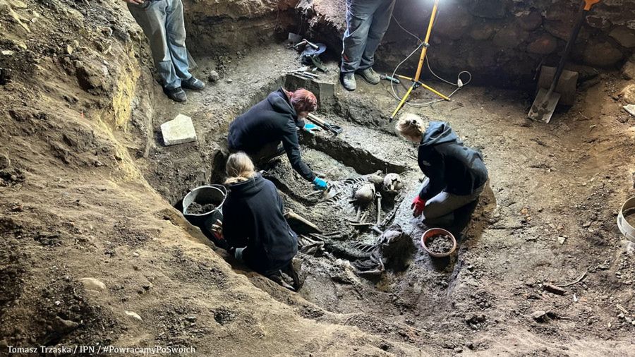 Szczątki czterech osób znalezione w Łęgu Probostwie! [ZDJĘCIA]