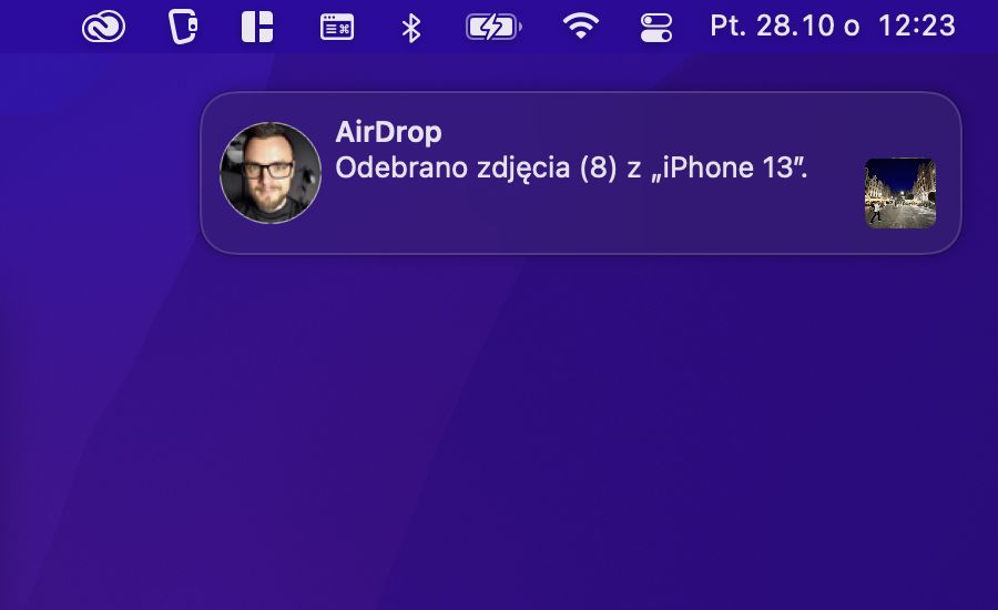 pliki są odbierane na komputerze Mac przez AirDrop