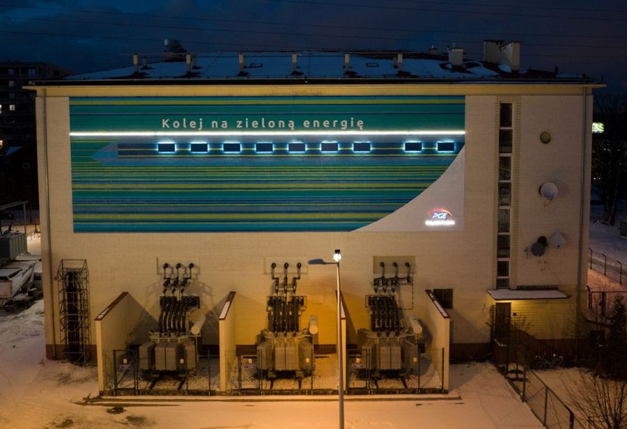 Kolej na zieloną energię – nowy mural na podstacji Warszawa Zachodnia od PGE Energ