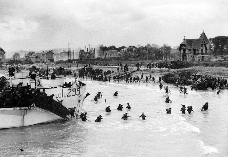 Canadian soldiers of 9th Brigade landing on Juno beach fot. Twitter