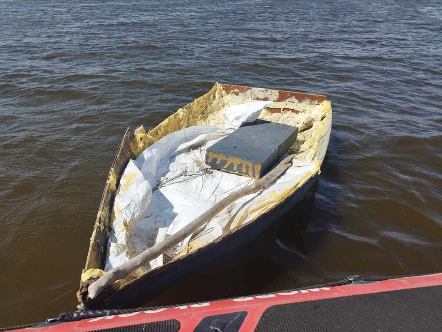 Łódka samotnie dryfowała przy molo w Płocku!