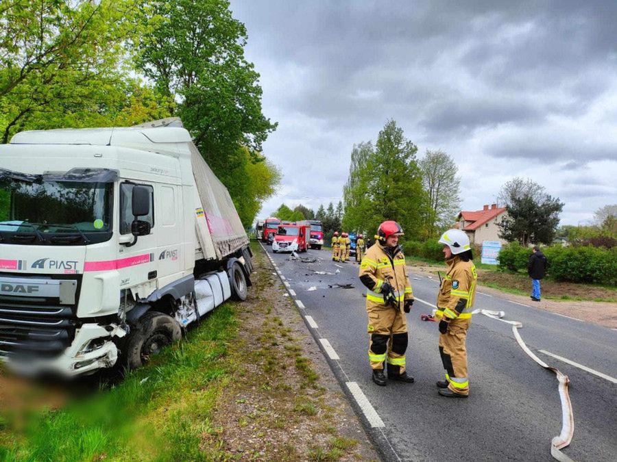 62-letni kierowca zasnął za kierownicą - zderzył się czołowo z ciężarówką!