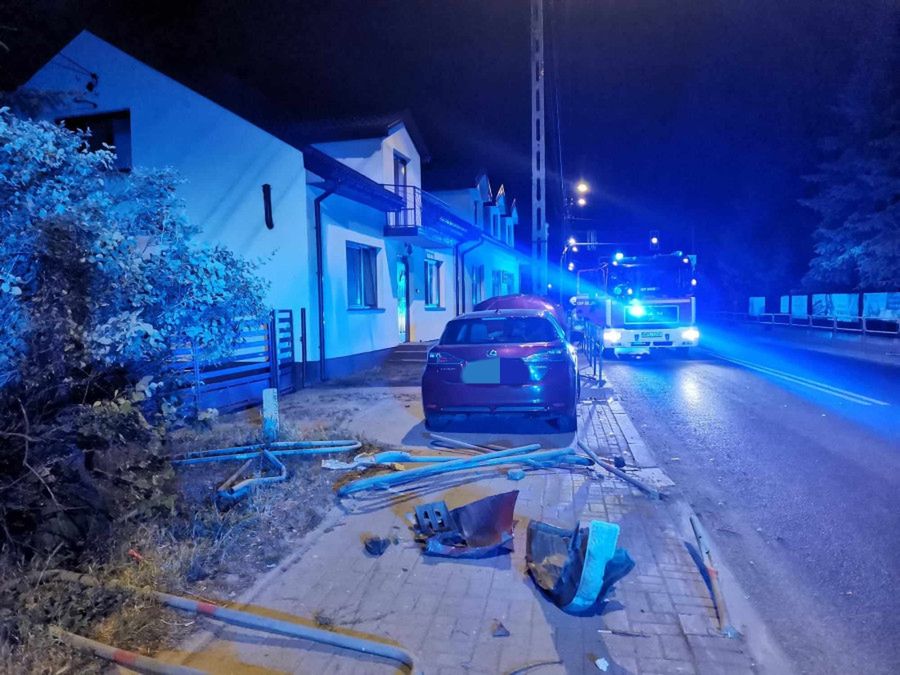 Lexusem wbił się w słup energetyczny i barierki - nocny wypadek w Bielsku!