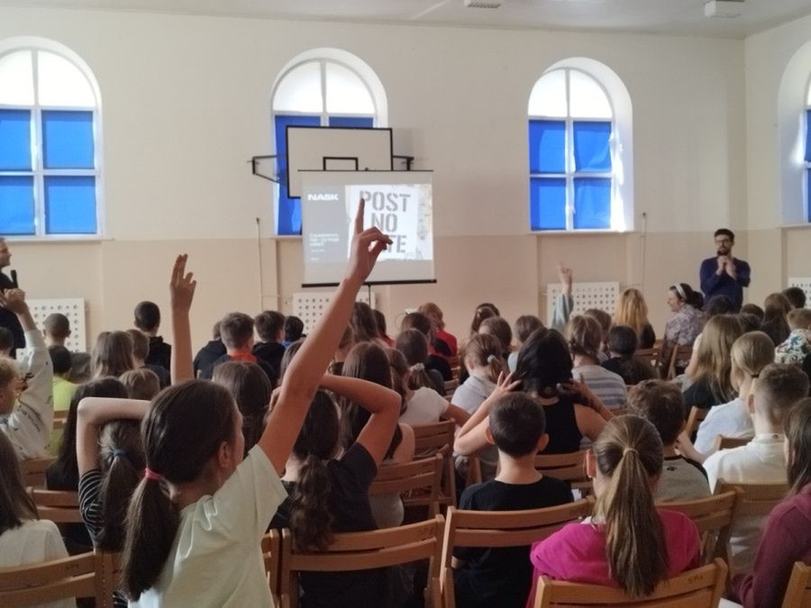 Gostynińscy policjanci i NASK przeprowadzili profilaktyczne lekcje