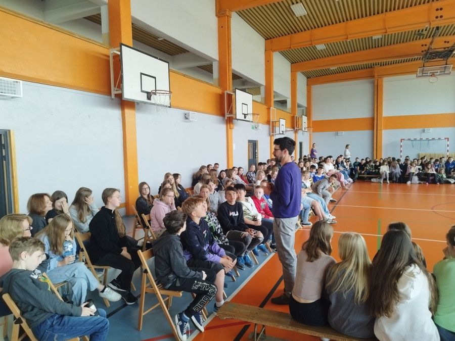 Gostynińscy policjanci i NASK przeprowadzili profilaktyczne lekcje