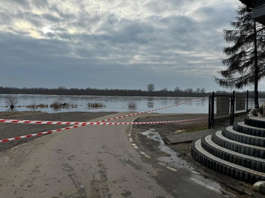 Płoccy policjanci kontrolują sytuację w rejonie Wisły [Zdjęcia]