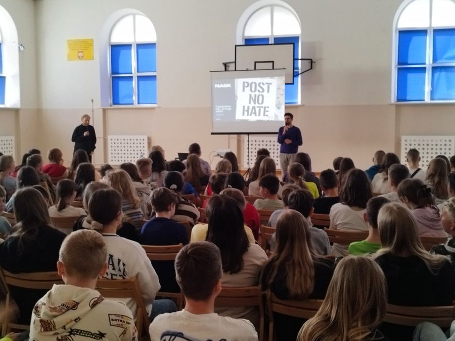 Gostynińscy policjanci i NASK przeprowadzili profilaktyczne lekcje