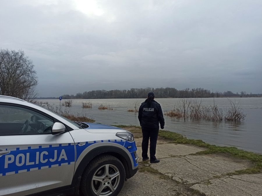 Płoccy policjanci kontrolują sytuację w rejonie Wisły [Zdjęcia]