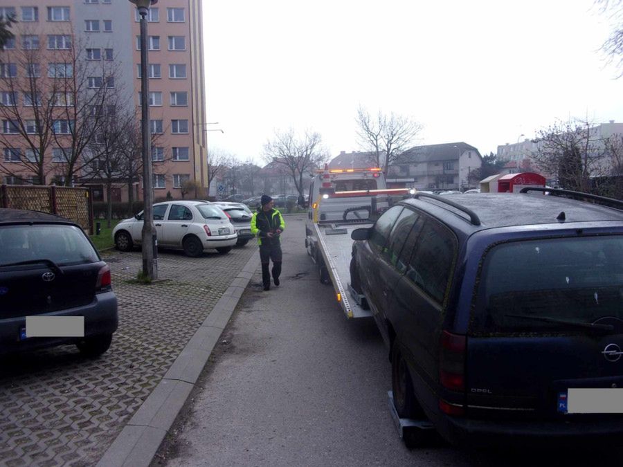 Wrak już zaczął obrastać mchem - Straż Miejska wzięła sprawy w swoje ręce!