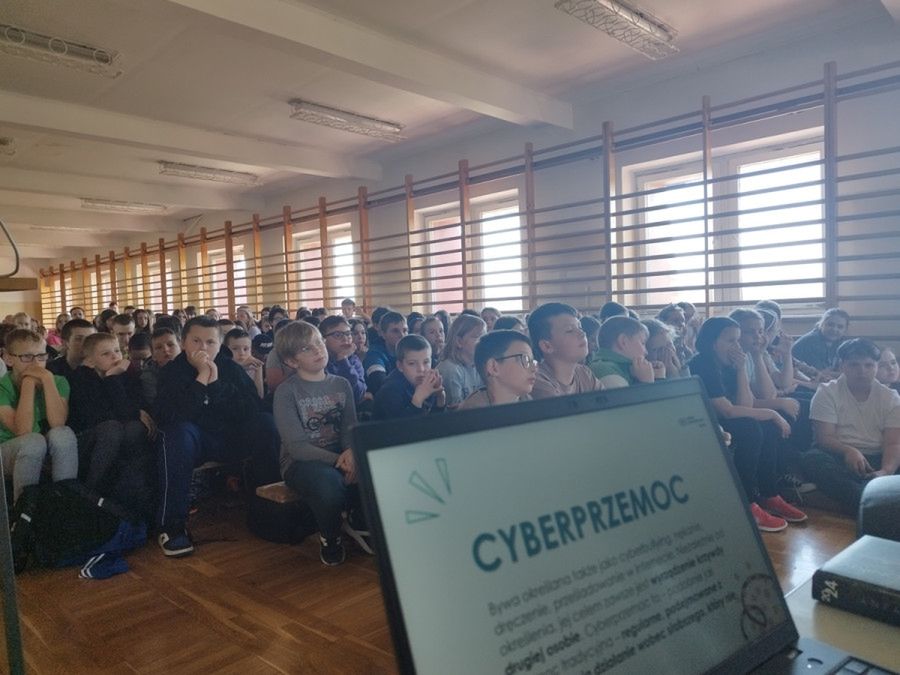 Gostynińscy policjanci i NASK przeprowadzili profilaktyczne lekcje