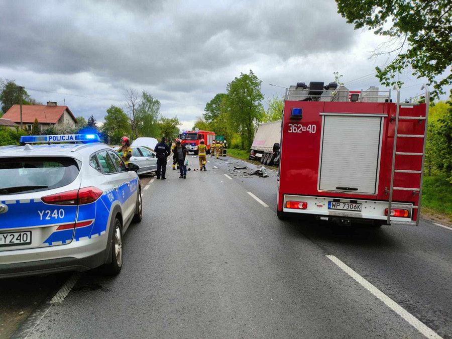 62-letni kierowca zasnął za kierownicą - zderzył się czołowo z ciężarówką!