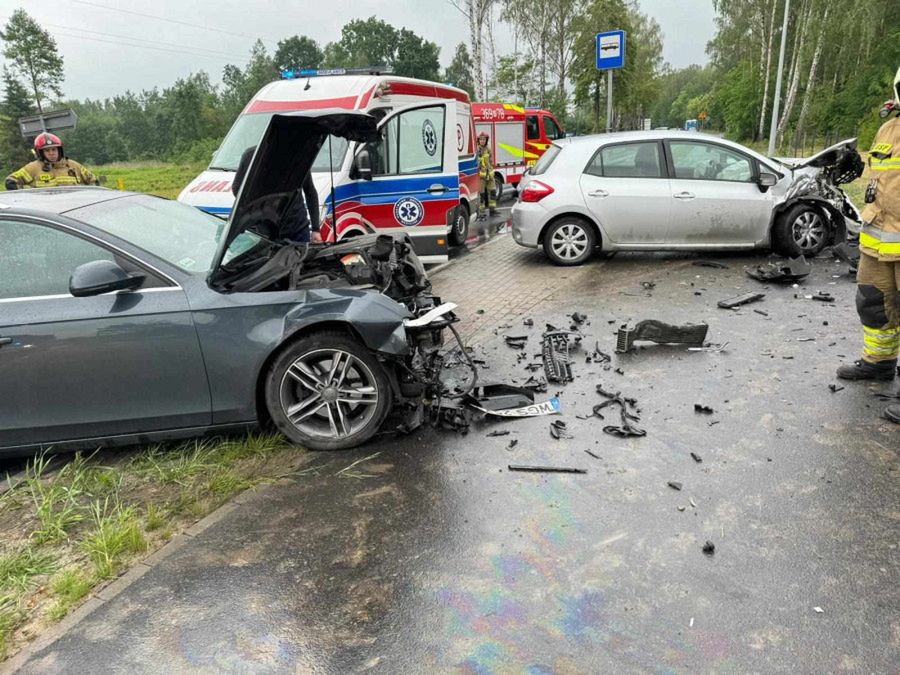 Czołowe zderzenie - ranny kierowca