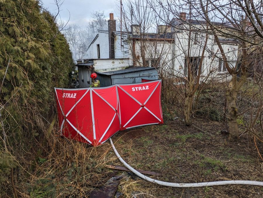 Sochaczew: kobieta zginęła w pożarze domu [ZDJĘCIA]