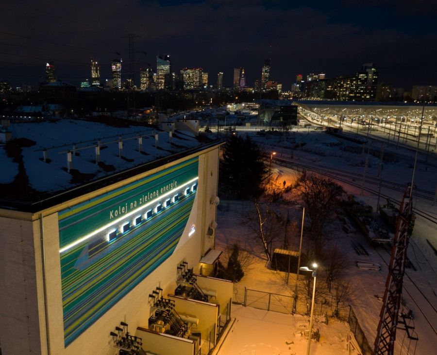 Kolej na zieloną energię – nowy mural na podstacji Warszawa Zachodnia od PGE Energ