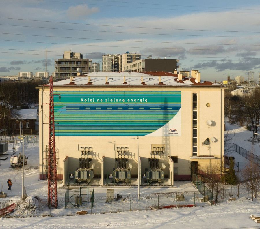 Kolej na zieloną energię – nowy mural na podstacji Warszawa Zachodnia od PGE Energ