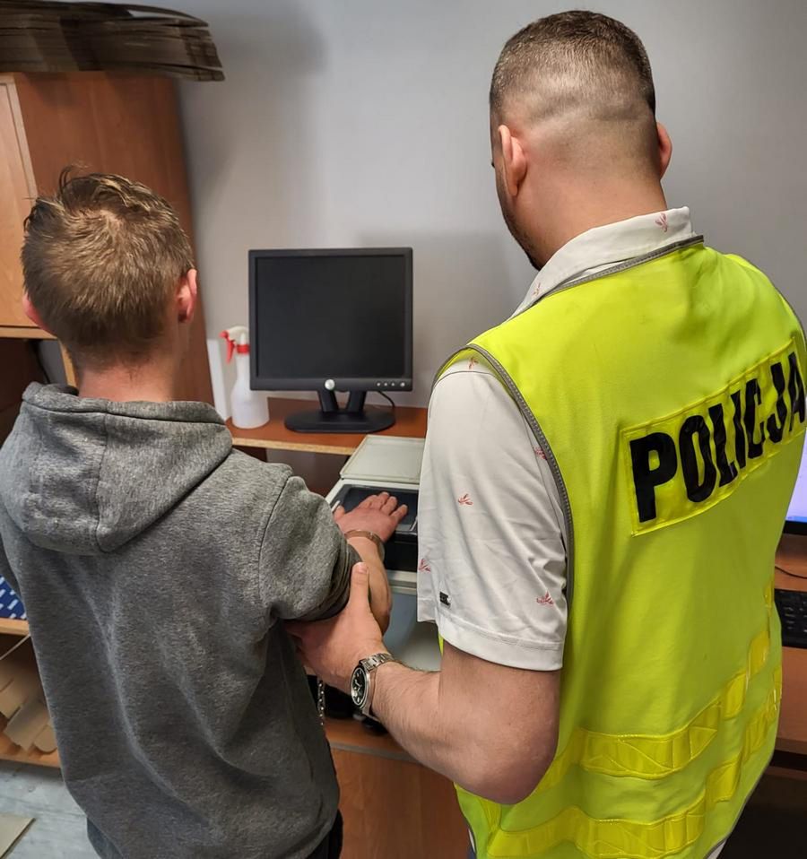 Uciekł przed policją, porzucił auto w lesie