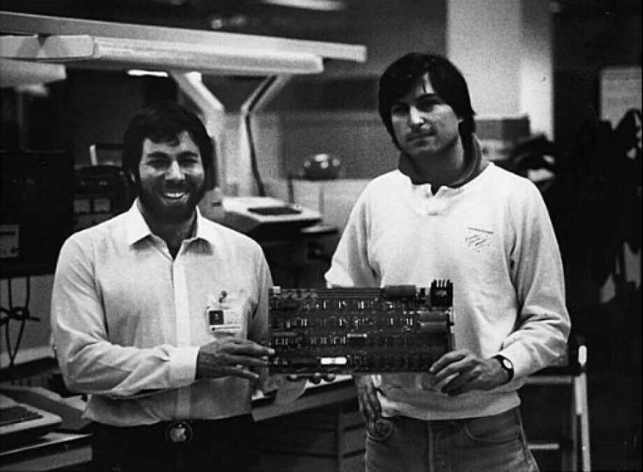 Steve Jobs i Steve Wozniak przy budowie Apple 1