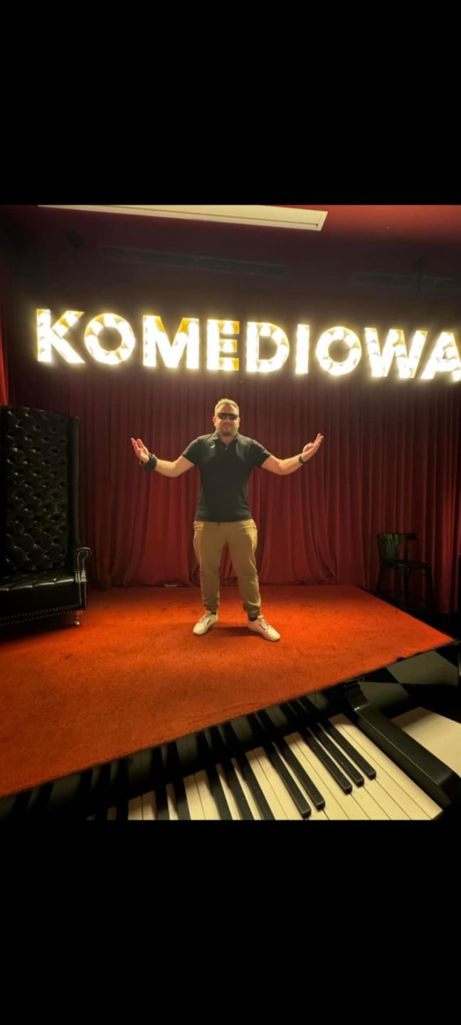 Damian Głowiński rozwija się jako stand-uper