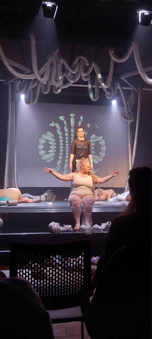 Sonia w trakcie tłumaczenia spektaklu