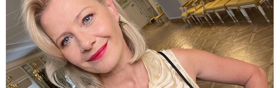 W tych sukienkach na wigilię 50-latki będą wyglądać modnie i z klasą. Warto wziąć przykład z Kożuchowskiej