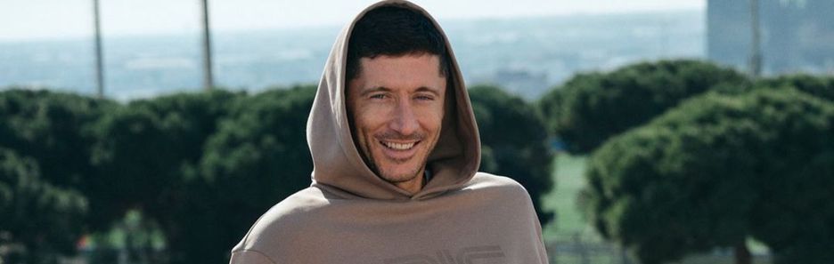 Wiosną będziesz nosić te męskie bluzy non stop. Sikora i Lewandowski już mają je w szafie