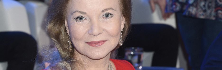 Gustowne szpilki Laury Łącz – idealne pań po 50. na andrzejki i wigilię. Ten kolor to hit w każdym wieku