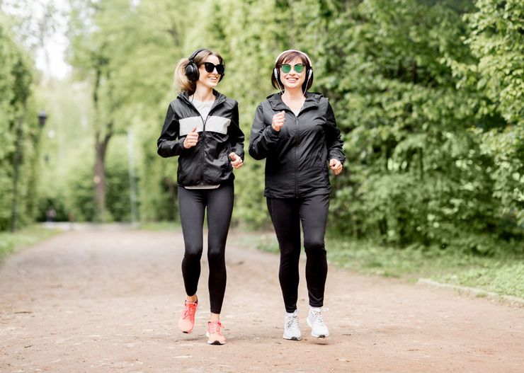 Najlepsze kurtki do biegania damskie na wiosnę 2024. TOP 3 modele nie tylko na jogging po okolicy