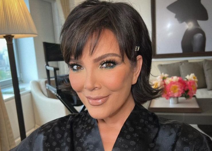 „Ta sukienka odmładza”. Model w stylu Kris Jenner można upolować za grosze. Znamy na nią kod