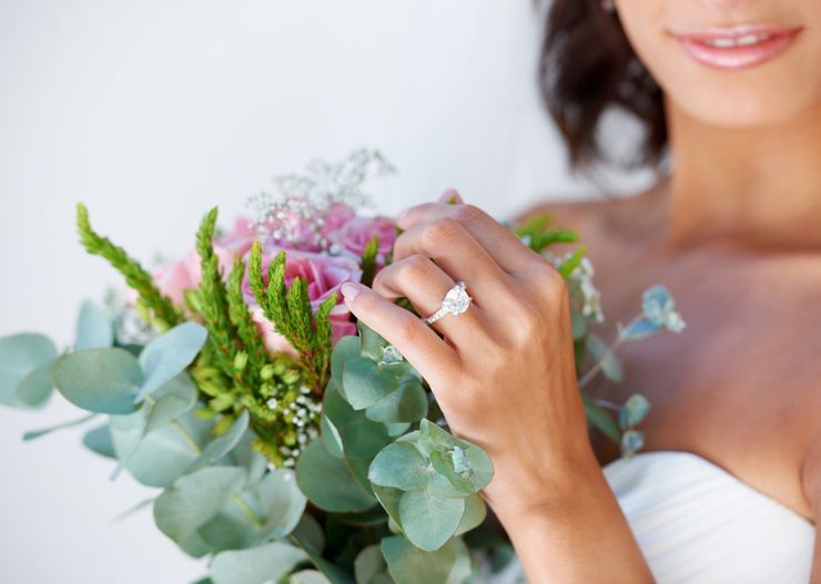 Najmodniejszy manicure ślubny 2024? Oto 3 wiodące trendy, które powinna znać każda przyszła panna młoda