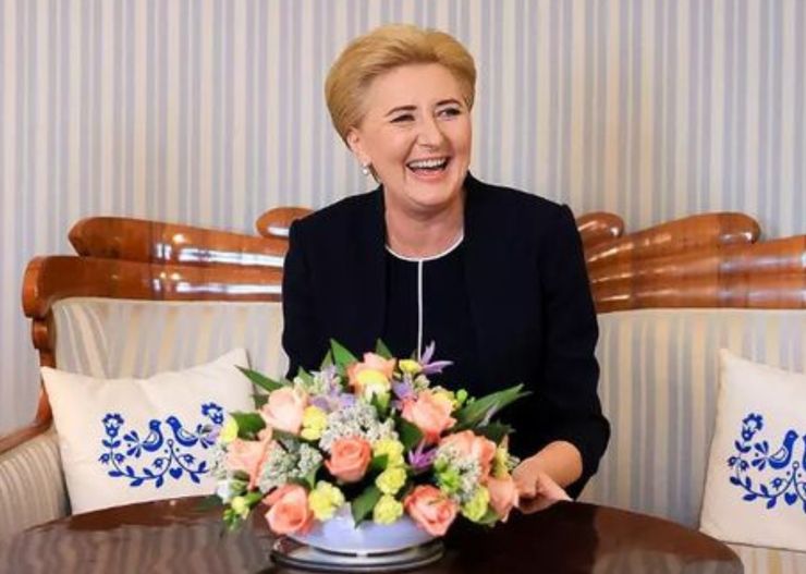Nie musi się specjalnie stroić. Pierwsza dama wygląda elegancko nawet w „‬zwykłej” sukience. To hit dla 50-latek