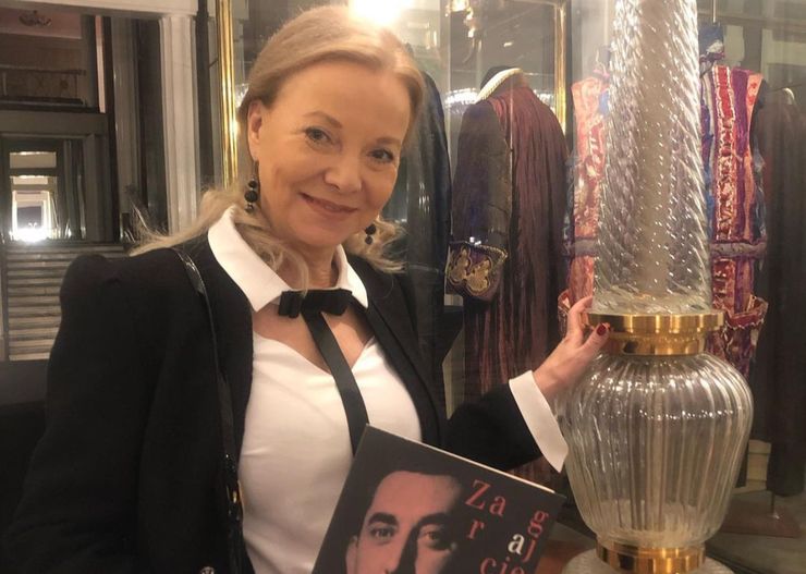 Wielki powrót tego materiału. Laura Łącz pokazuje, jak go nosić z klasą po 60.