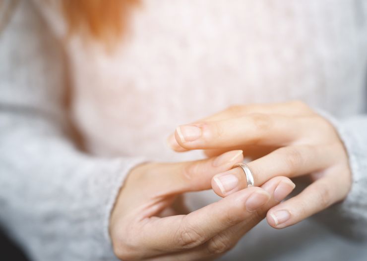 Jak zmierzyć rozmiar pierścionka i obrączki? Tabela rozmiarów pierścionków i kompleksowy poradnik